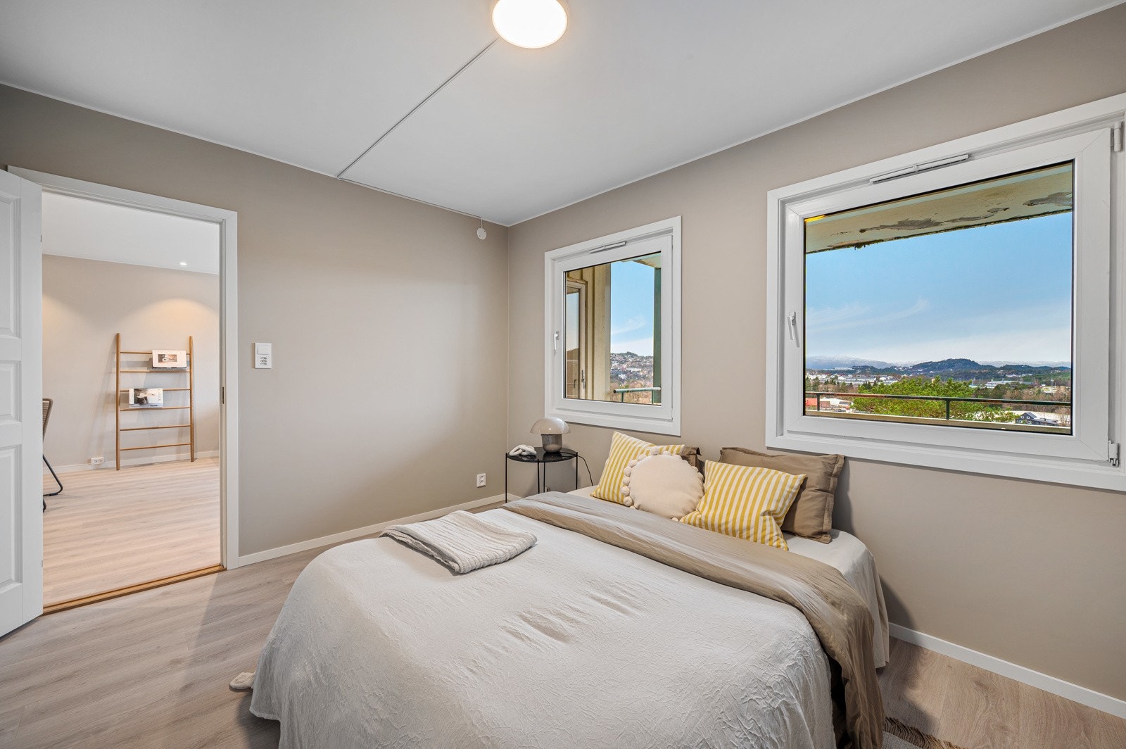 Det er to gode vinduer med utsikt mot balkong som gir godt med naturlig lys. Galleribilde