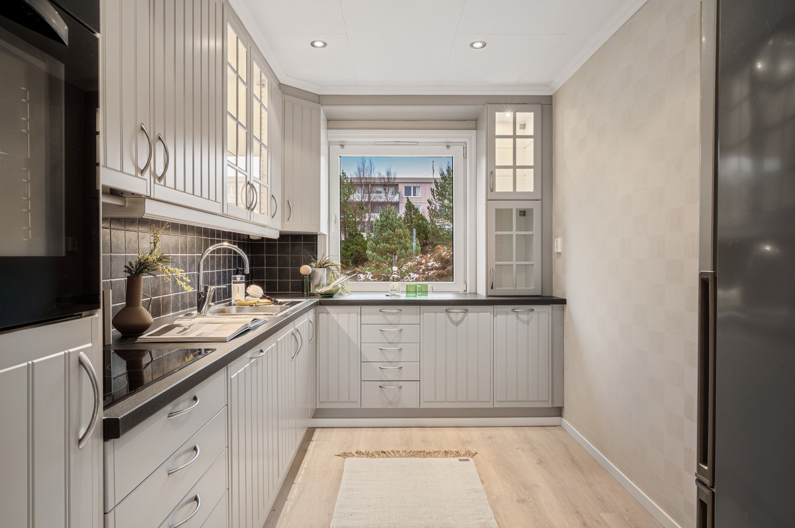 Adskilt fra stuen ligger kjøkkenet som et praktisk og skjermet rom. Galleribilde