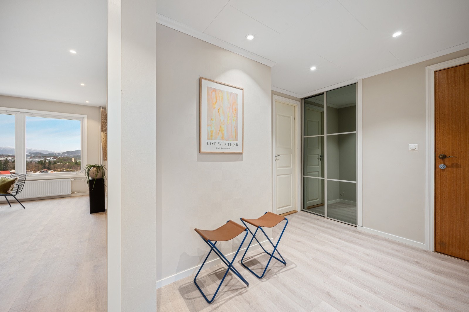 Her finner du også en dyp skyvedørsgarderobe, perfekt til oppbevaring av det du ønsker å ha lett tilgjengelig, men ute av syne. Galleribilde