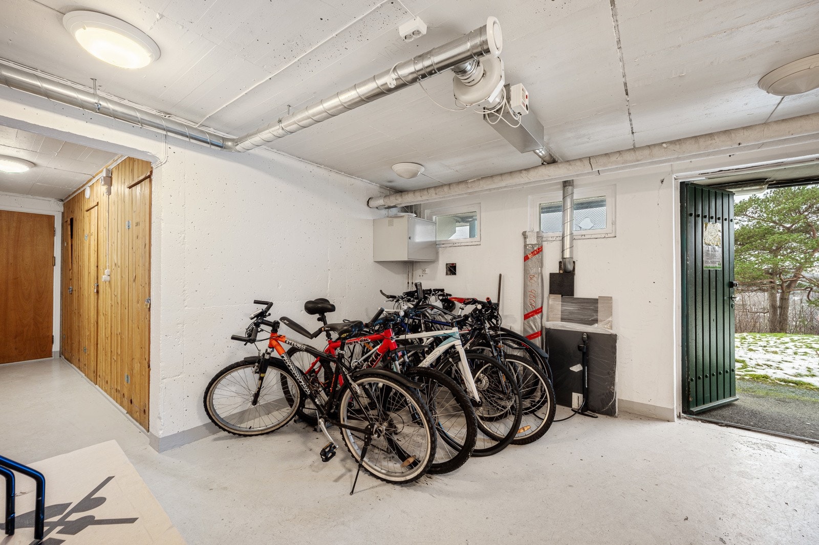 Felles sykkelparkering i kjeller. Galleribilde