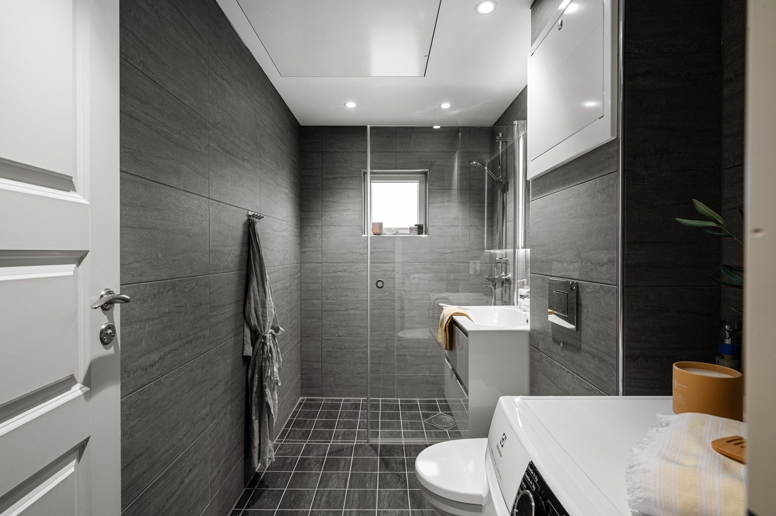 Det er balansert ventilasjon med varmegjenvinner. Aggregat er plassert i himling på badet. Ventilasjonssystemet sørger for at ny, frisk, filtrert og oppvarmet luft føres inn i leiligheten. Galleribilde