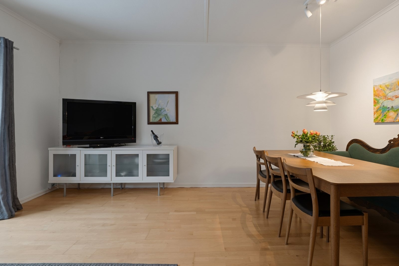 Rommet har en fleksibel utforming som enkelt kan tilpasses ulike møbleringsløsninger. Galleribilde