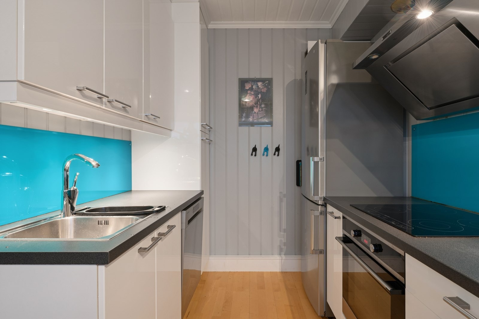 Det er rikelig med benk- og skapplass, og innredningen er godt tilpasset rommet. Galleribilde