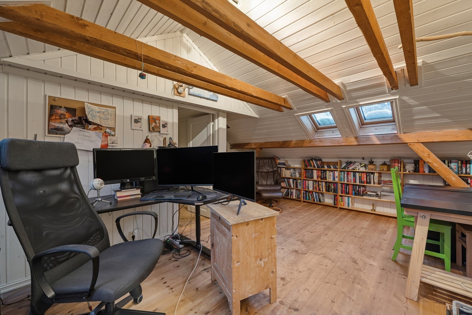 Loftstuen, innredet i 2010, er et fleksibelt rom som egner seg godt som kontor eller TV-stue. Galleribilde