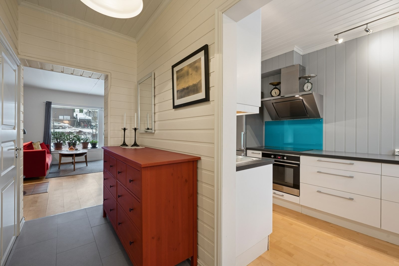 Fra hallen er det adkomst til kjøkken og stue, samt trappeadkomst til kjelleretasjen og 2. etasjen. Galleribilde