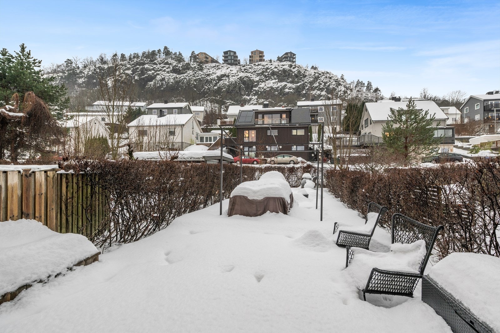 Boligen har et eget, privat uteområde med en stor terrasse som er pent skjermet av en hekk. Galleribilde