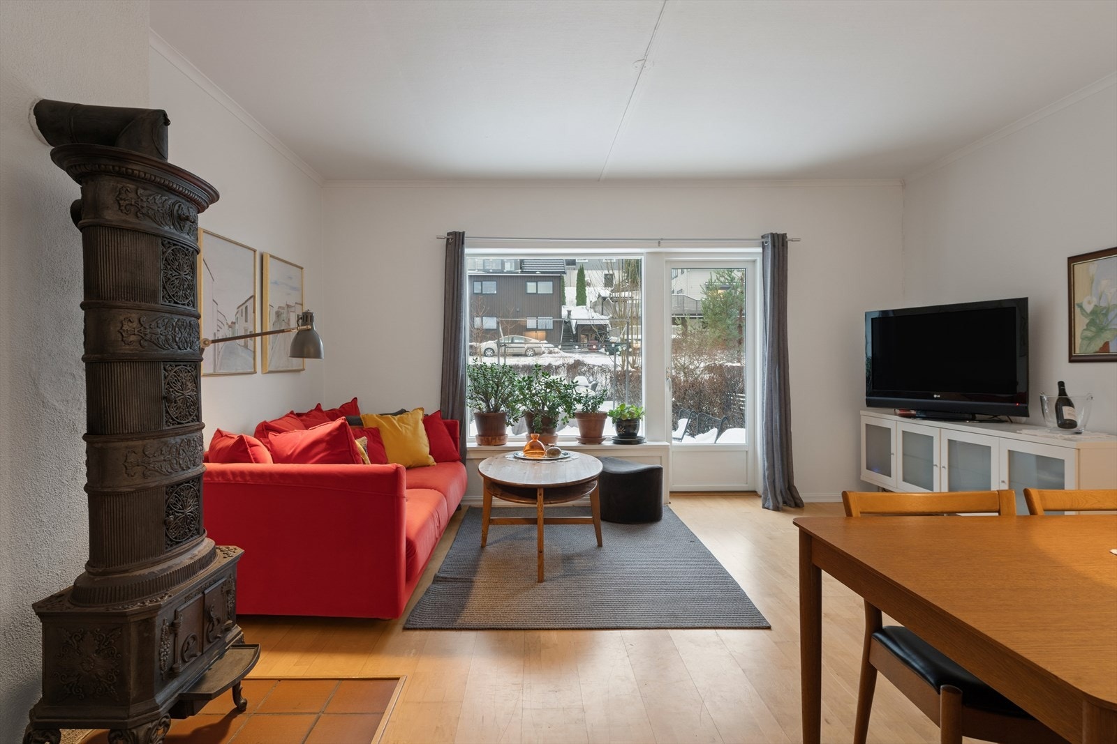 Stuen er romslig og gir god plass til både sofagruppe og spisebord. Galleribilde