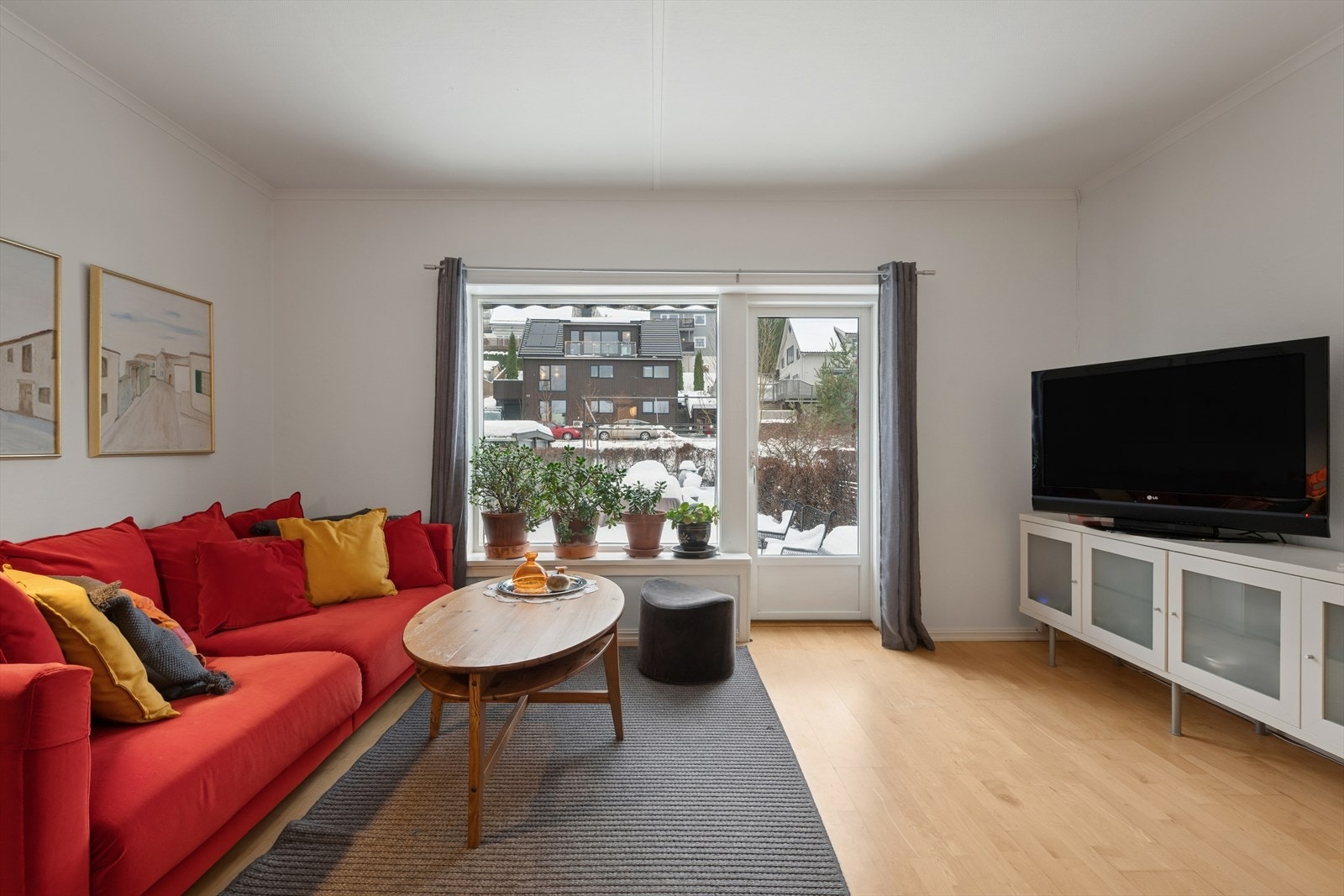 Det store stuevinduet, med glass fra ca. 2008, slipper inn rikelig med dagslys. Galleribilde