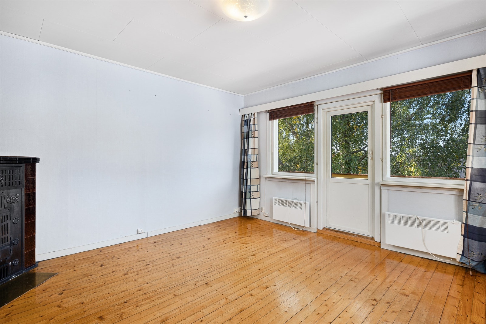 Originale tregulv og mye lysinnslipp fra store vinduer samt balkongdør Galleribilde