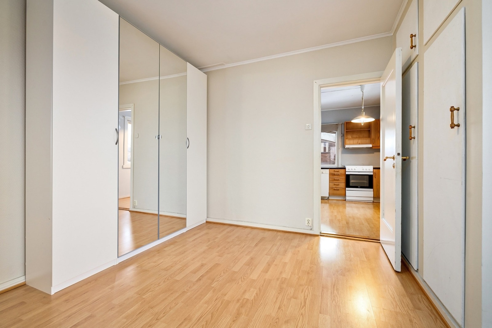 Romslig garderobeløsning Galleribilde