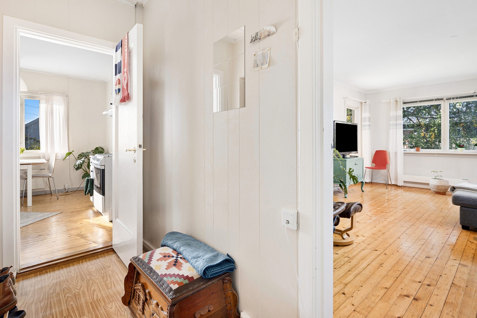 Pipeløp med kamin fra byggeår i stuen Galleribilde