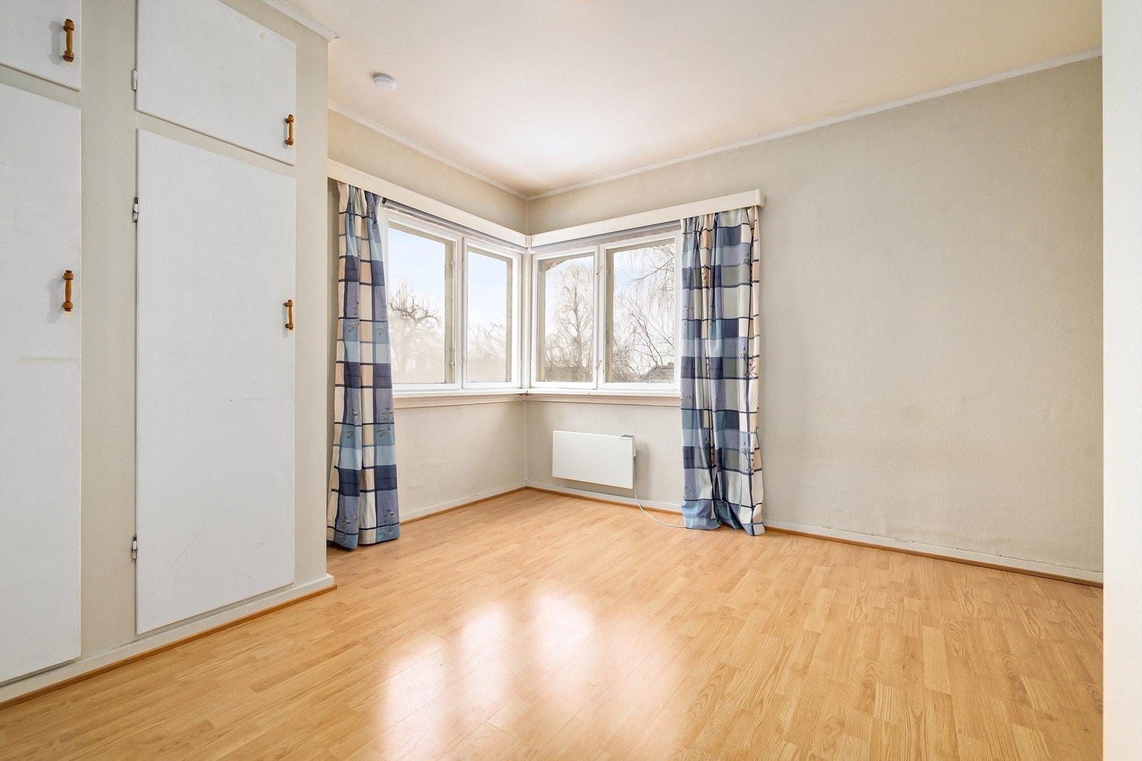 Soverom av god størrelse med plass til dobbeltseng og godt lysinnslipp fra store vinduer Galleribilde