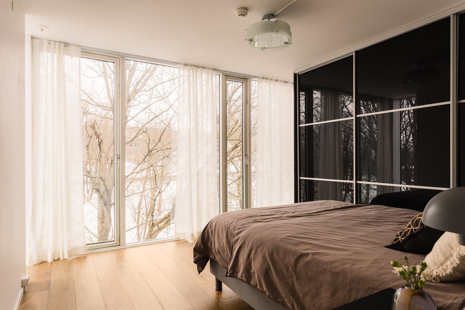 Soverom med store vinduer og rolig atmosfære. Galleribilde