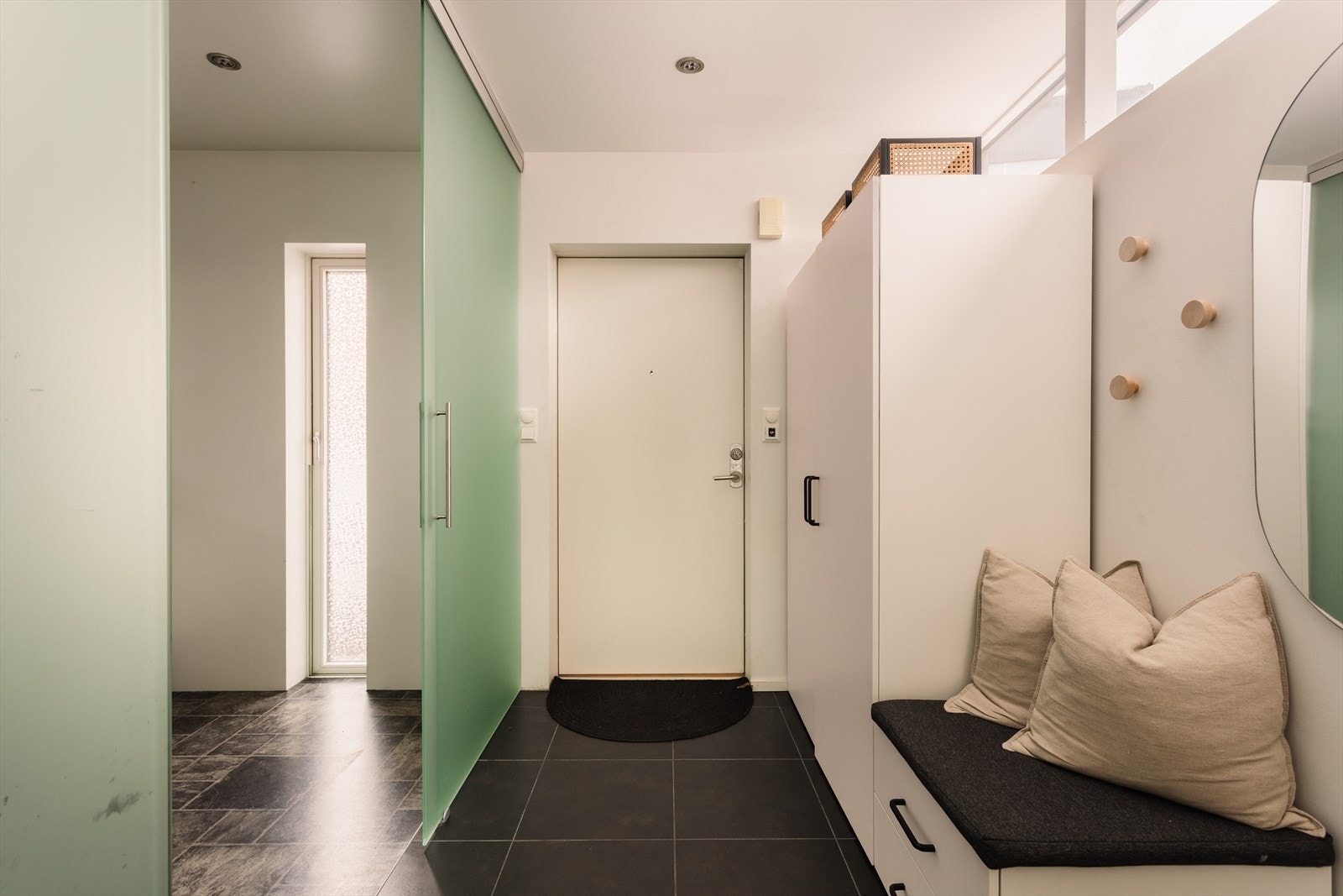 Entré med god plass til oppbevaring og et ryddig førsteinntrykk. Galleribilde