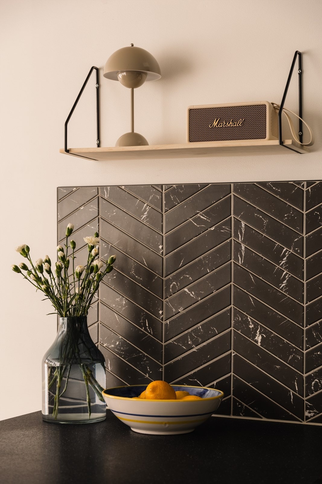 Stilrent kjøkken med integrerte hvitevarer og gjennomtenkte detaljer. Galleribilde