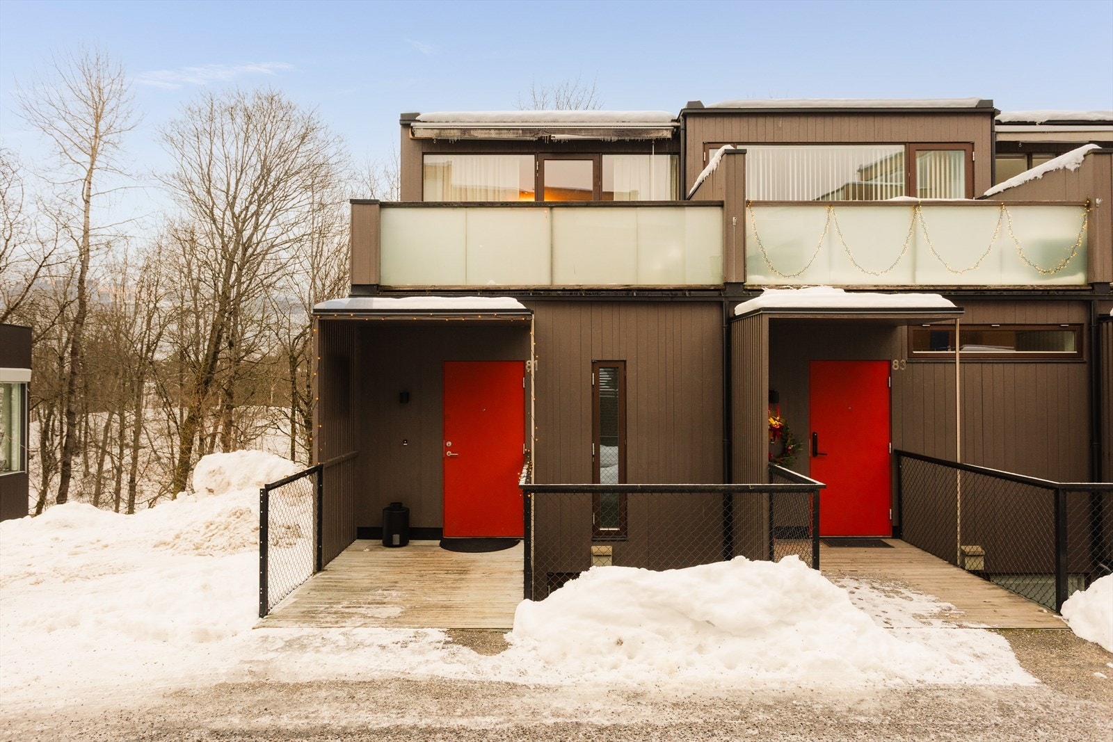 Dette er et enderekkehus med moderne arkitektur fra 2012 med skjermet beliggenhet. Galleribilde