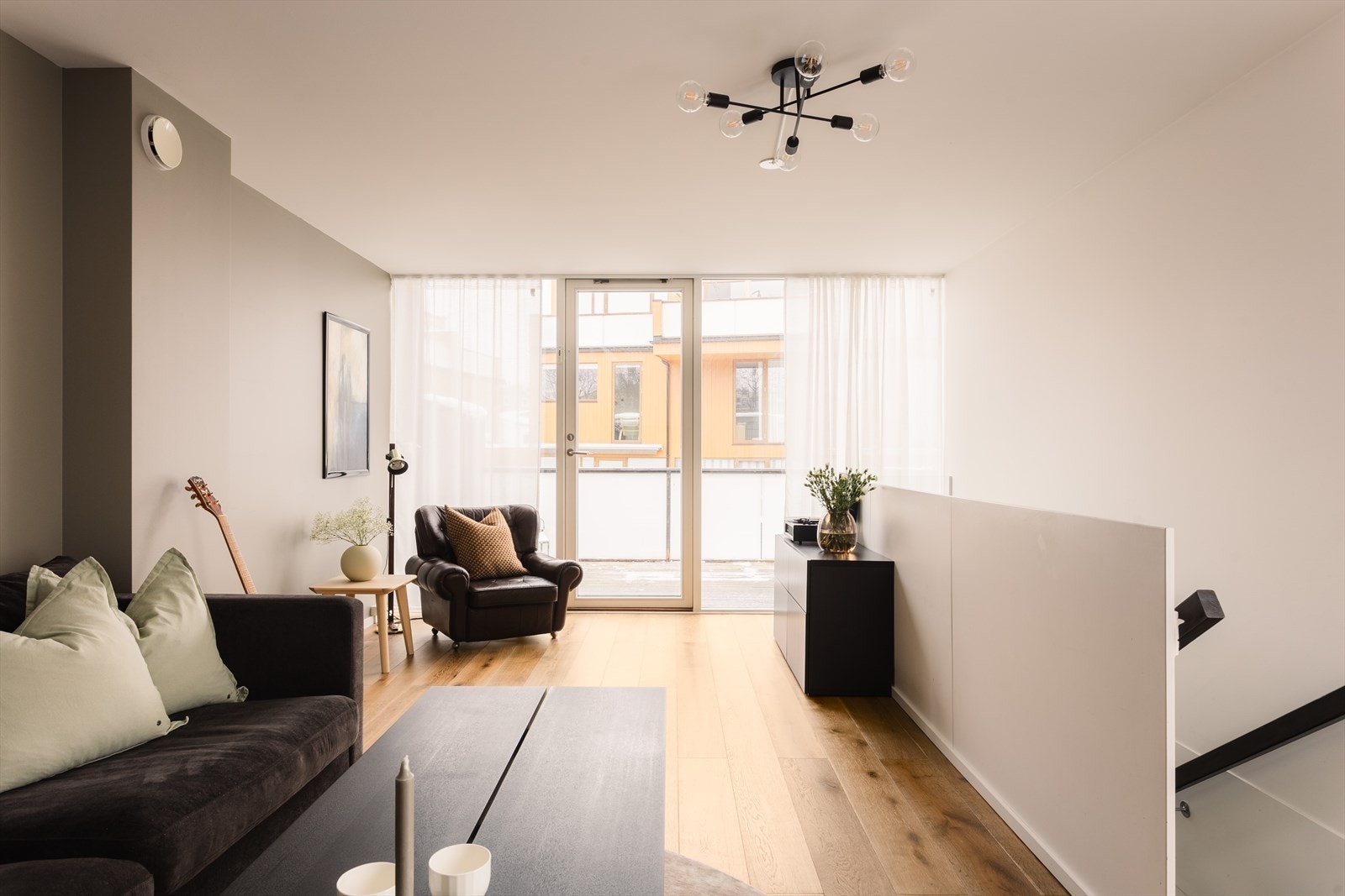 Romslig stue med store vinduer som gir rikelig med dagslys. Galleribilde