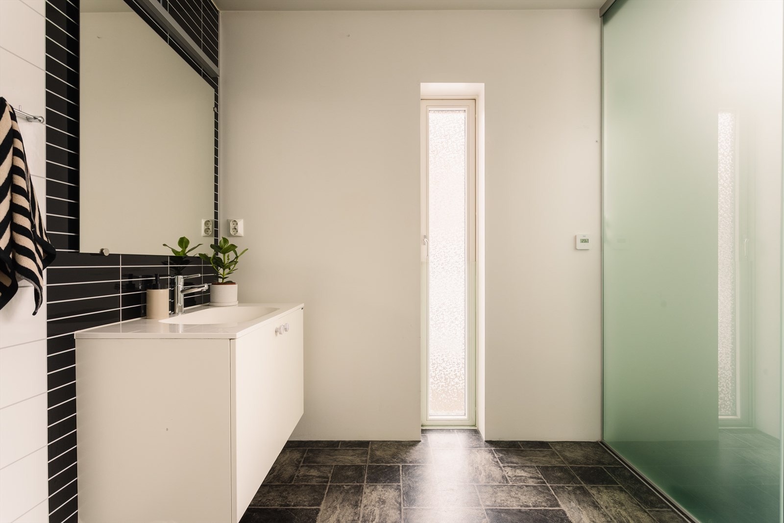 Over speilet er det belysning, og vinduet gir gode lysforhold. Galleribilde