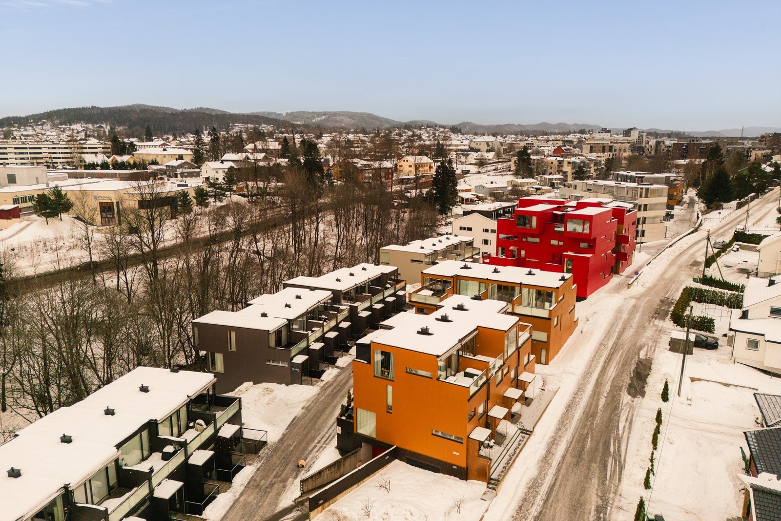 Luftfoto som viser beliggenheten nær Sagelva og grøntområder. Galleribilde