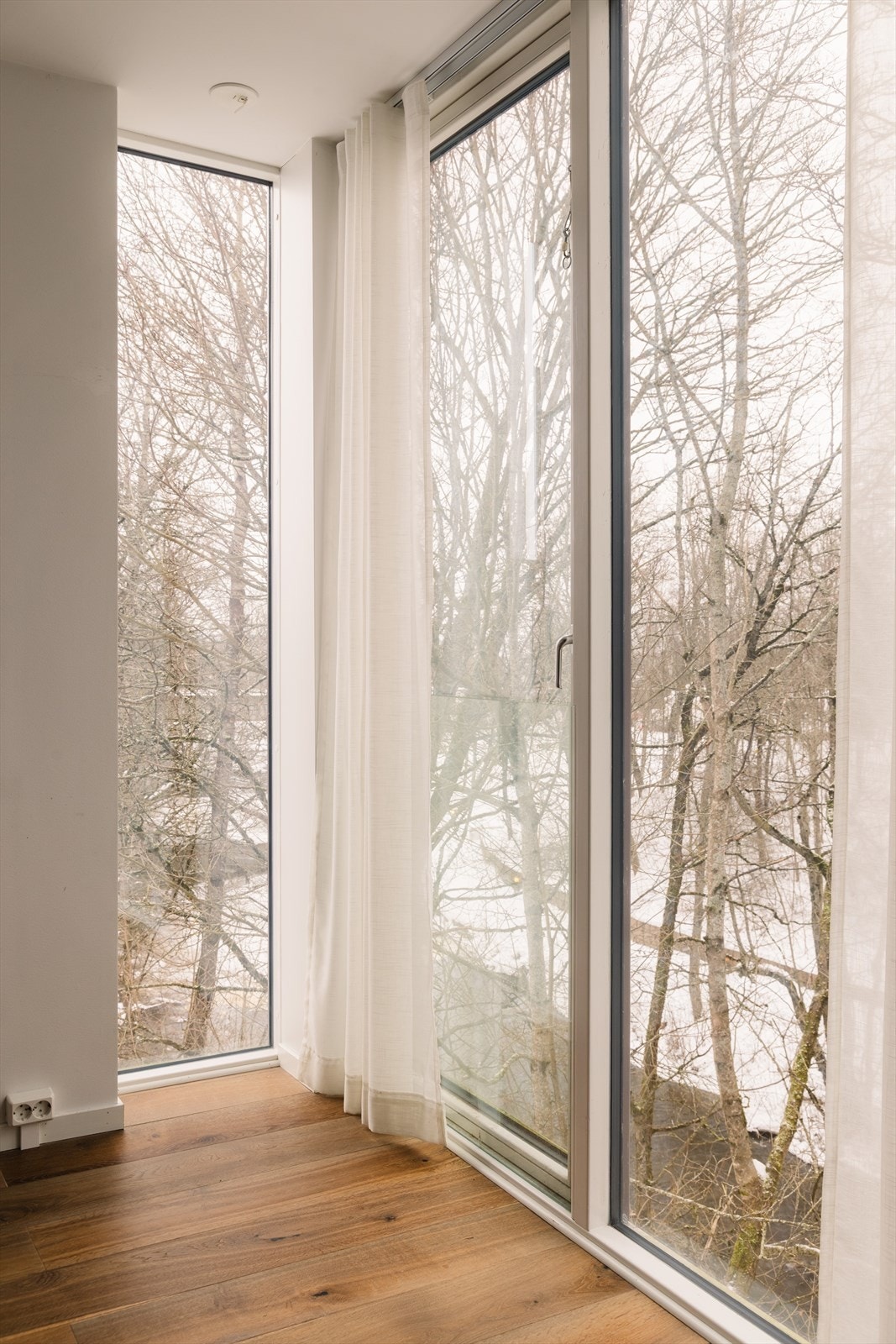 Lyst soverom med idyllisk utsyn mot grønne omgivelser. Galleribilde