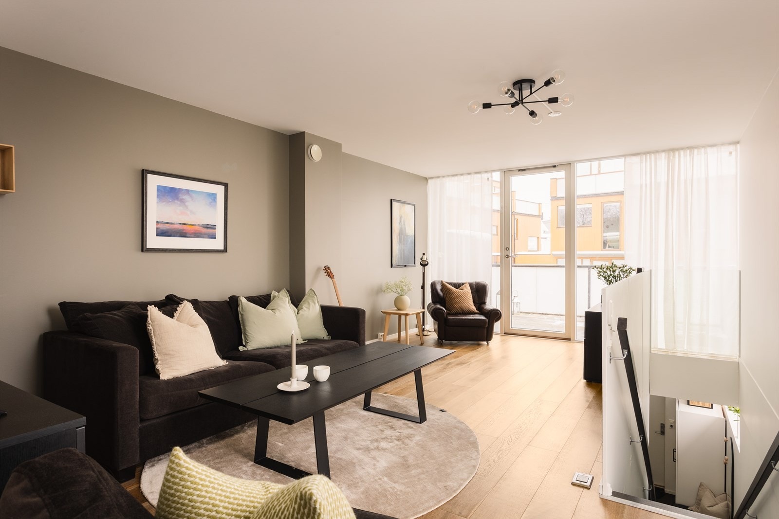 Stue med god plass til både sofagruppe og spisebord. Galleribilde