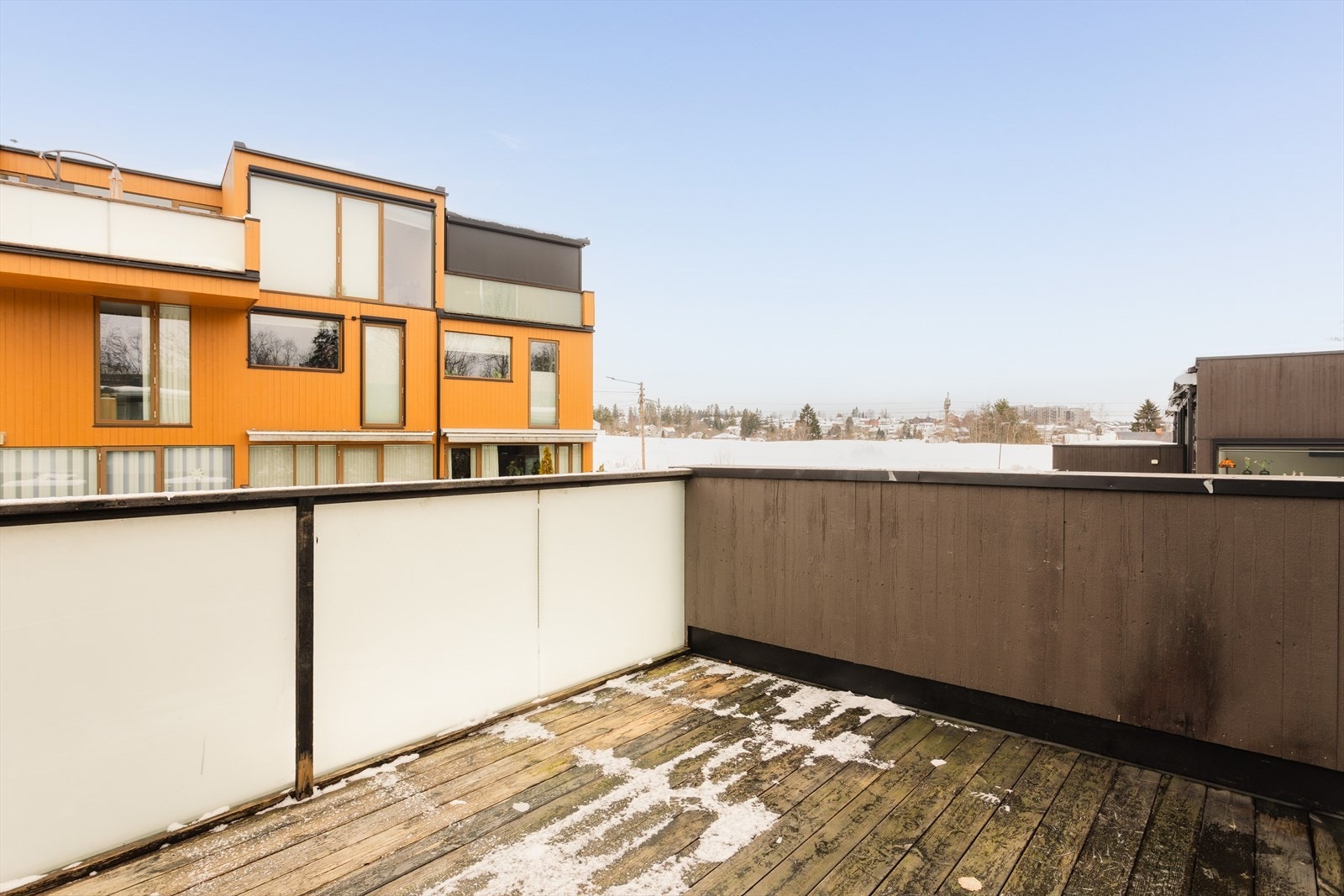 Solrik terrasse med god plass til utemøbler og grill. Galleribilde