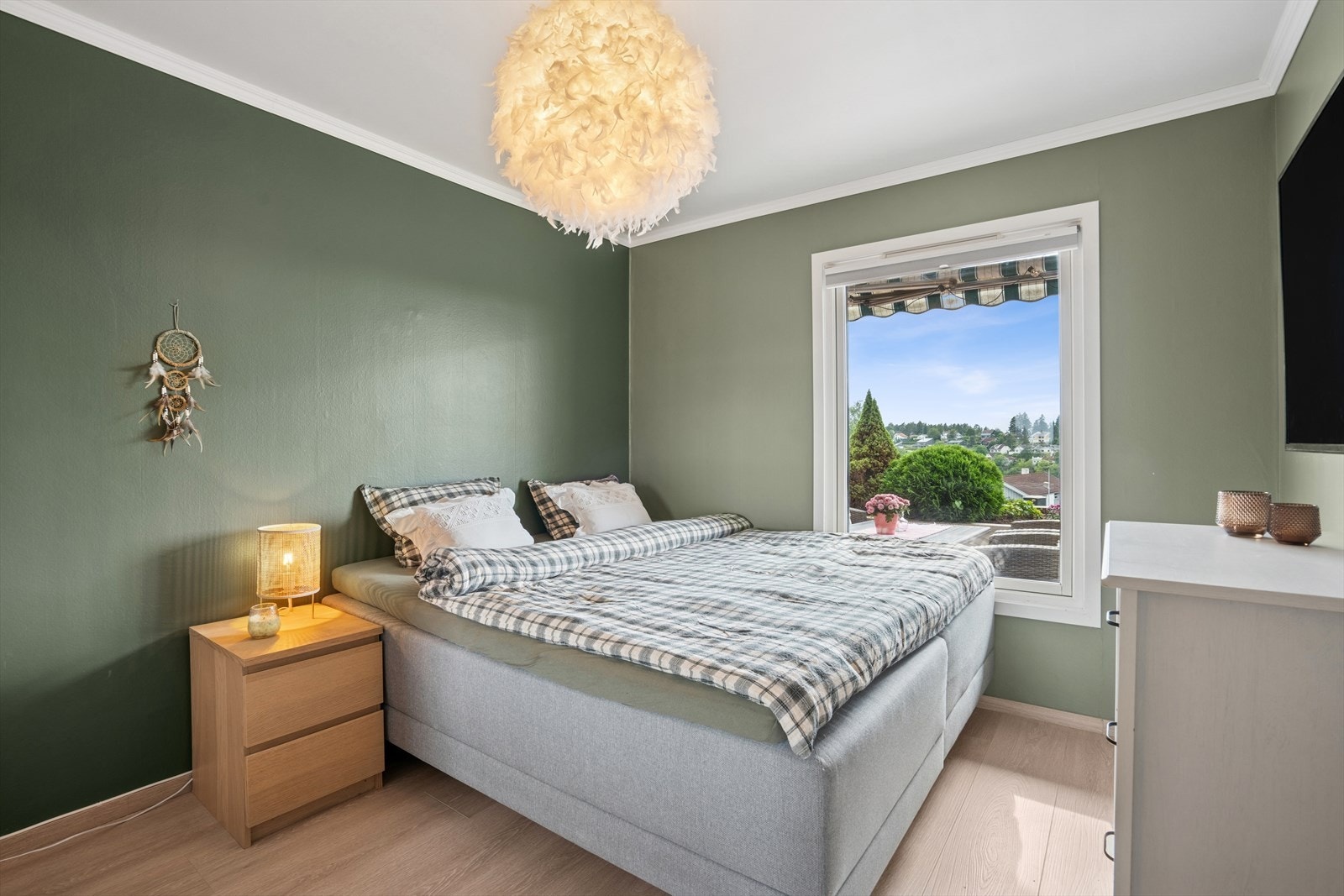 Leilighetens soverom har plass til dobbeltseng og tilhørende møbler. Galleribilde