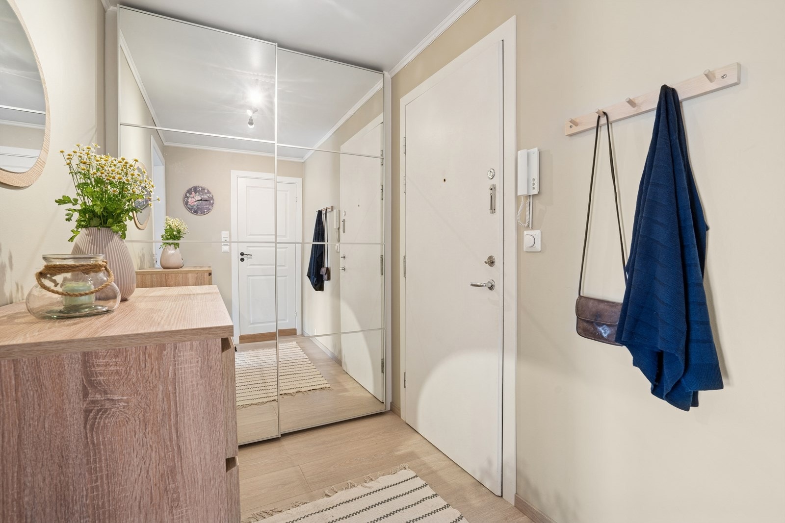 Velkommen inn! Skyvedørsgarderobe med speil gir effektiv oppbevaring og romfølelse i entréen. Galleribilde