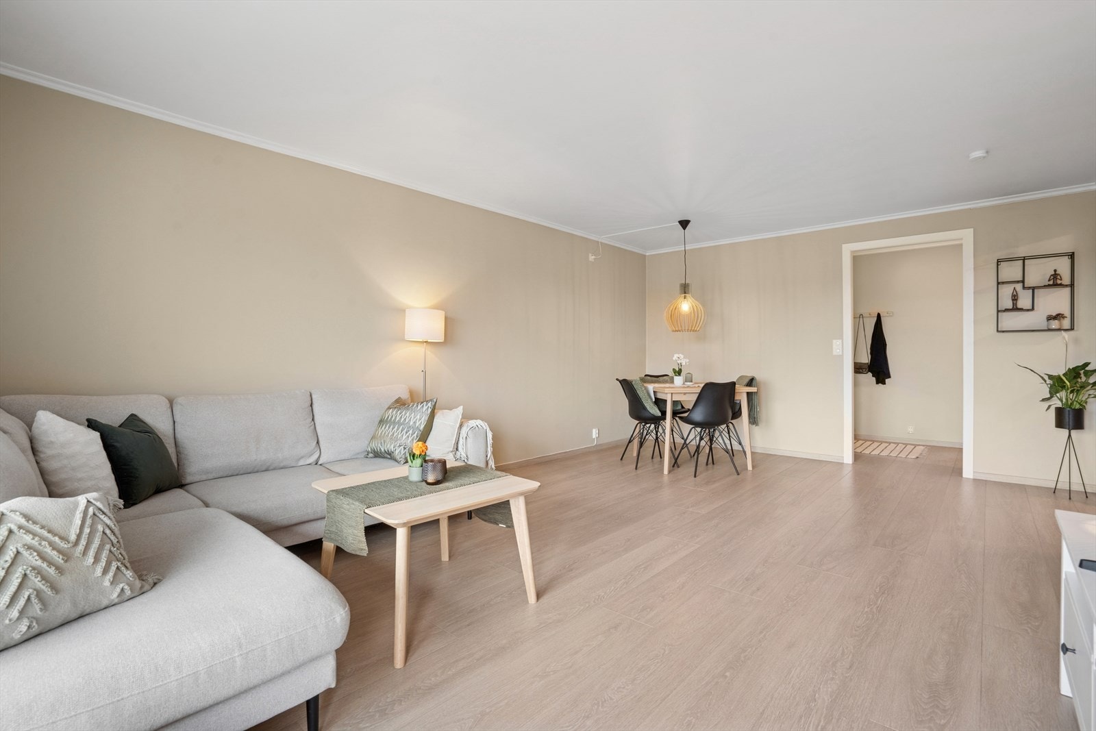 Stuen er lys og innbydende, malt i behagelig og tidløs farge. Galleribilde