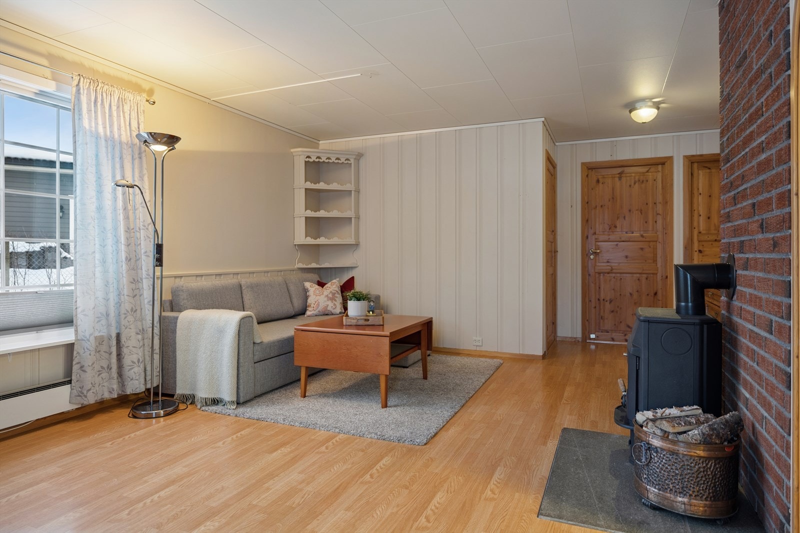 Videre er det laminat på gulvet og god plass til en romslig sofagruppe. Galleribilde