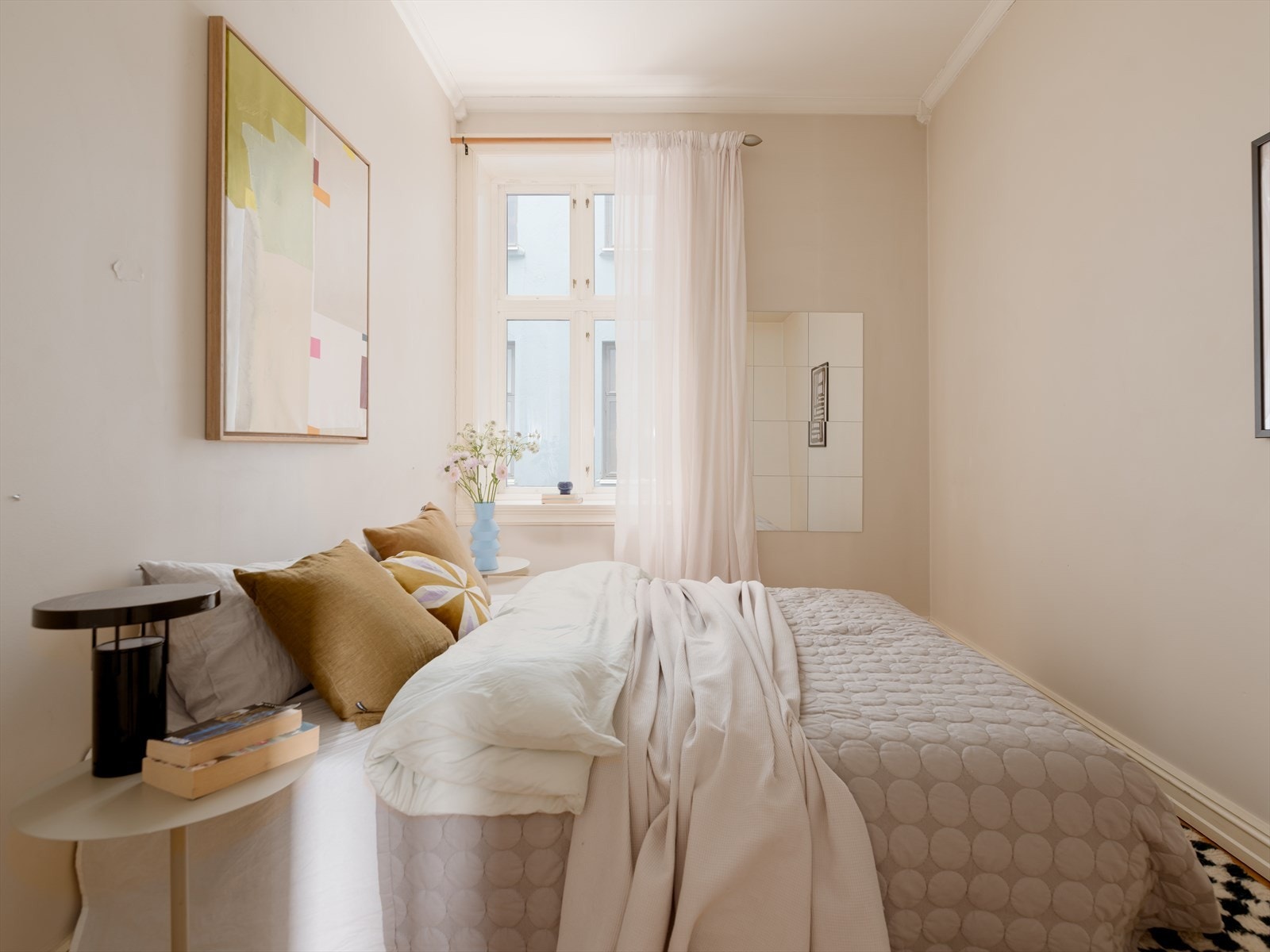 Hovedsoverommet er av god størrelse med plass til dobbeltseng, nattbord og garderobeskap. Galleribilde