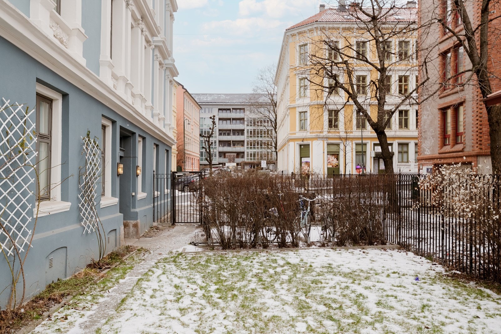 Rett ved inngangsporten er det sykkelparkering for beboerne. Galleribilde