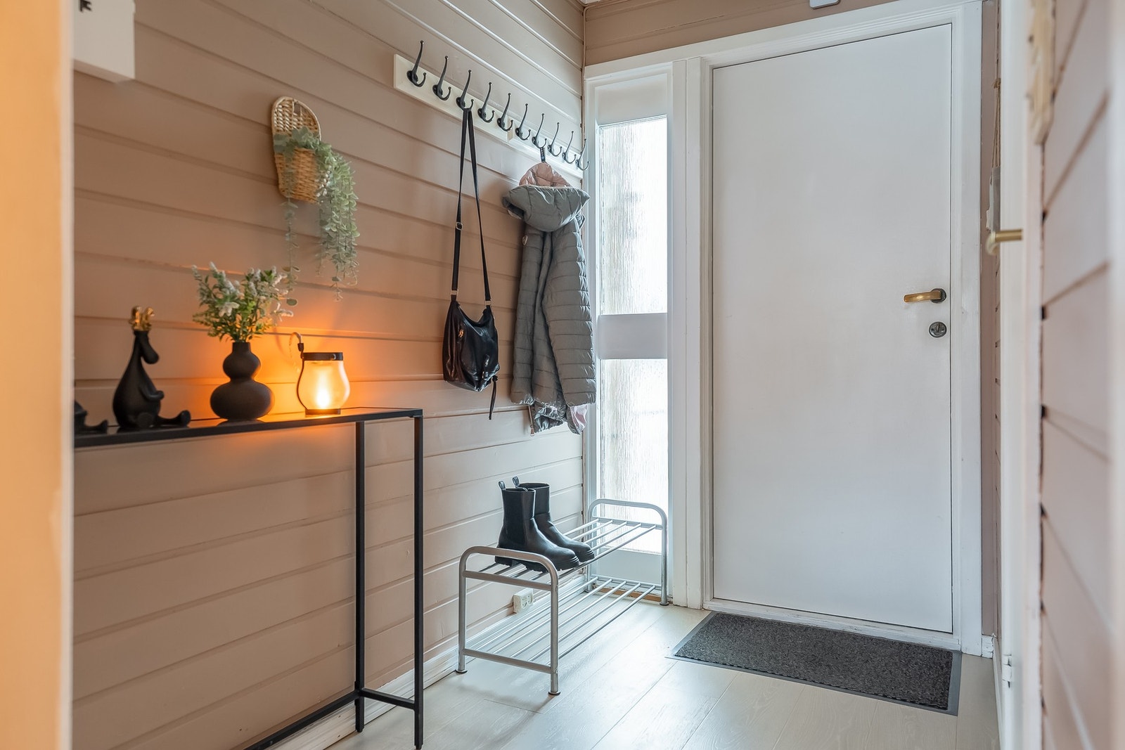 Fin entré med god plass til yttertøy og sko. Badet ligger i tilknytning til entreen Galleribilde