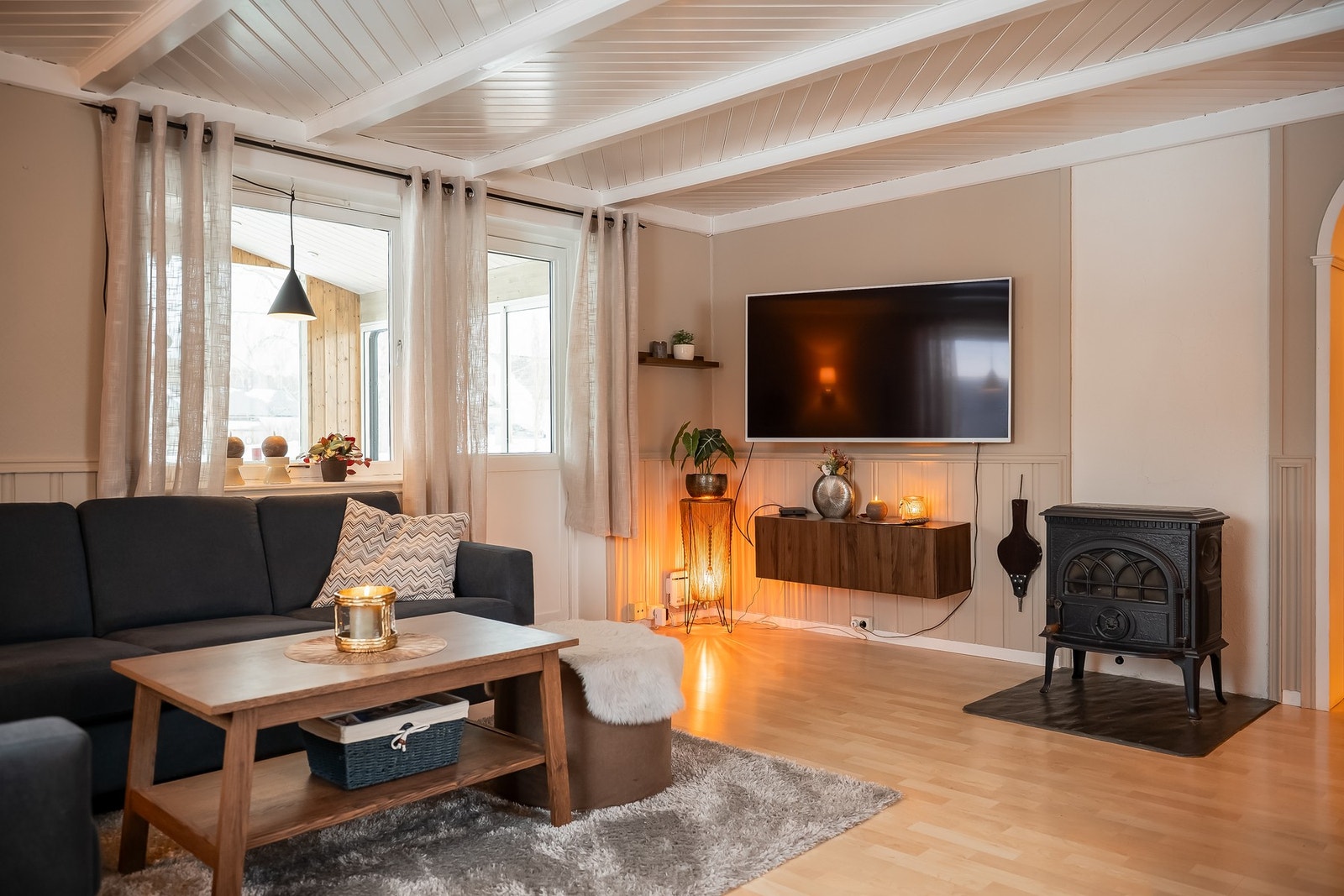 Av oppvarmingskilder på stue har man både vedovn og varmepumpe Galleribilde