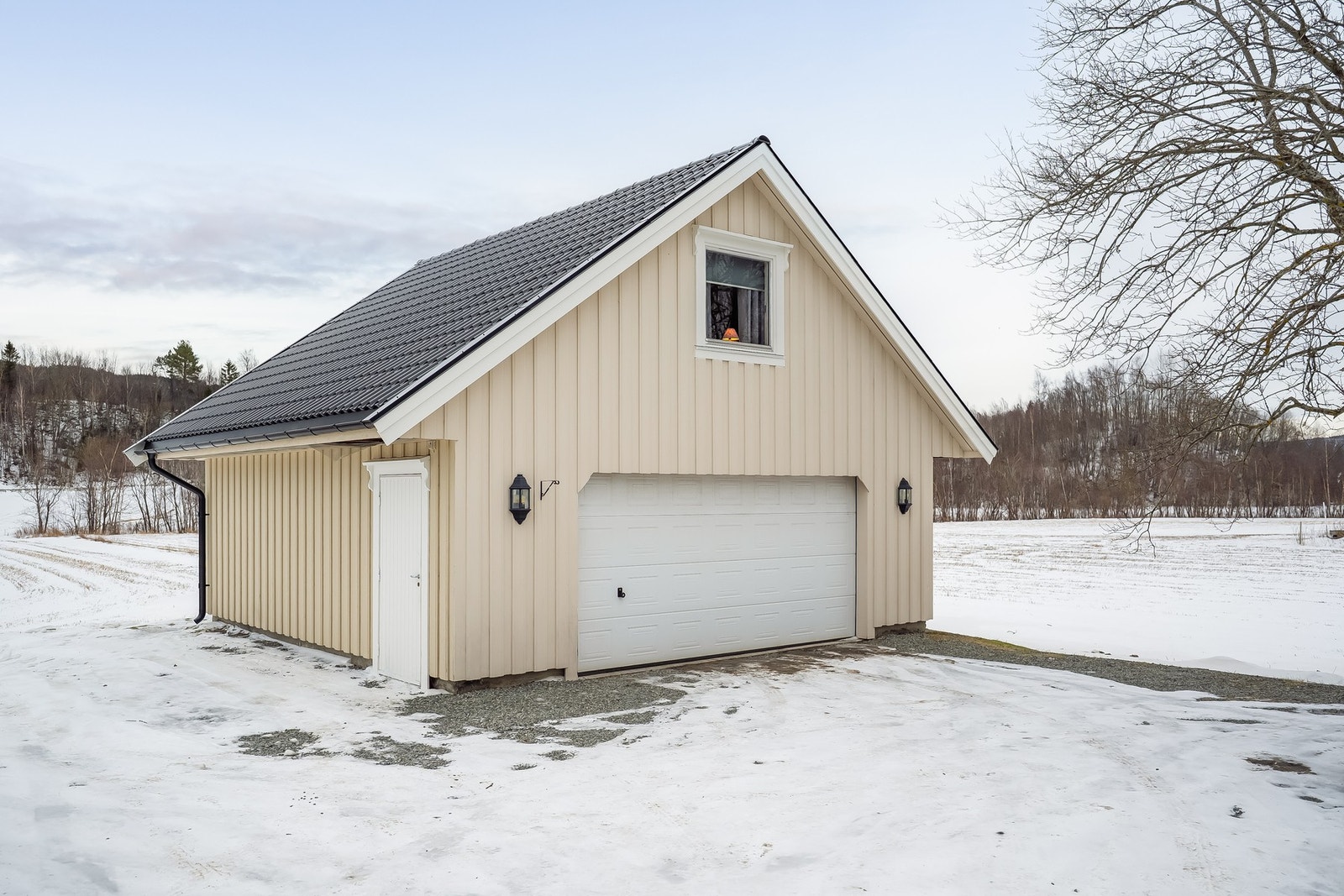 Stor og flott dobbelgarasje fra 2004 med innredet loft Galleribilde