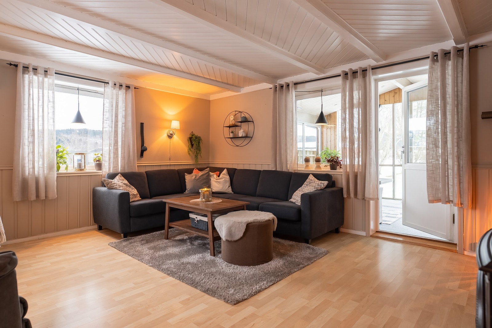 Lys og fin stue med god plass til flere sittegrupper Galleribilde