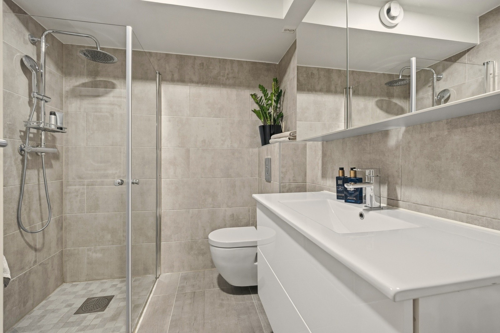 Badet er utstyrt med dusjnisje, toalett og servantseksjon med skuffer Galleribilde