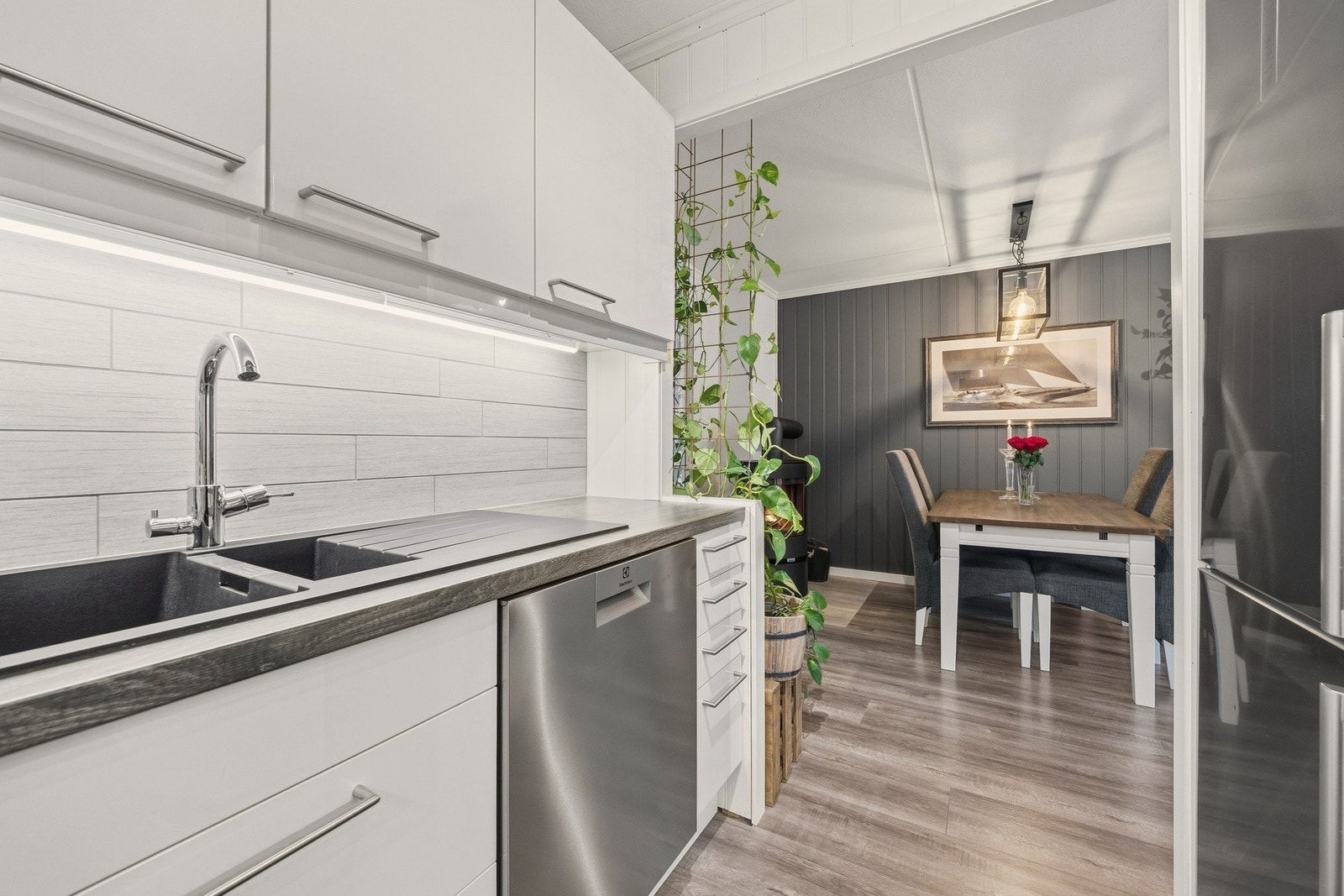 Spisestuen er praktisk plassert i tilknytning til kjøkkenet Galleribilde