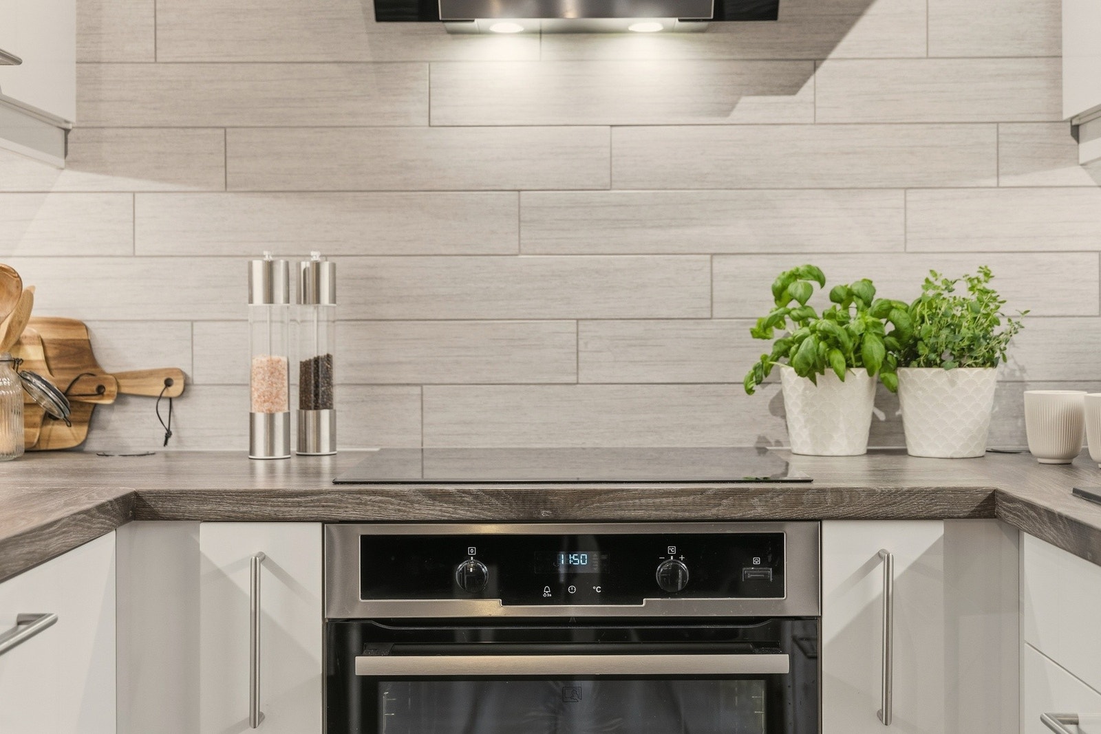 Kjøkkeninnredning med laminerte skrog og glatte fronter, samt laminat benkeplate Galleribilde