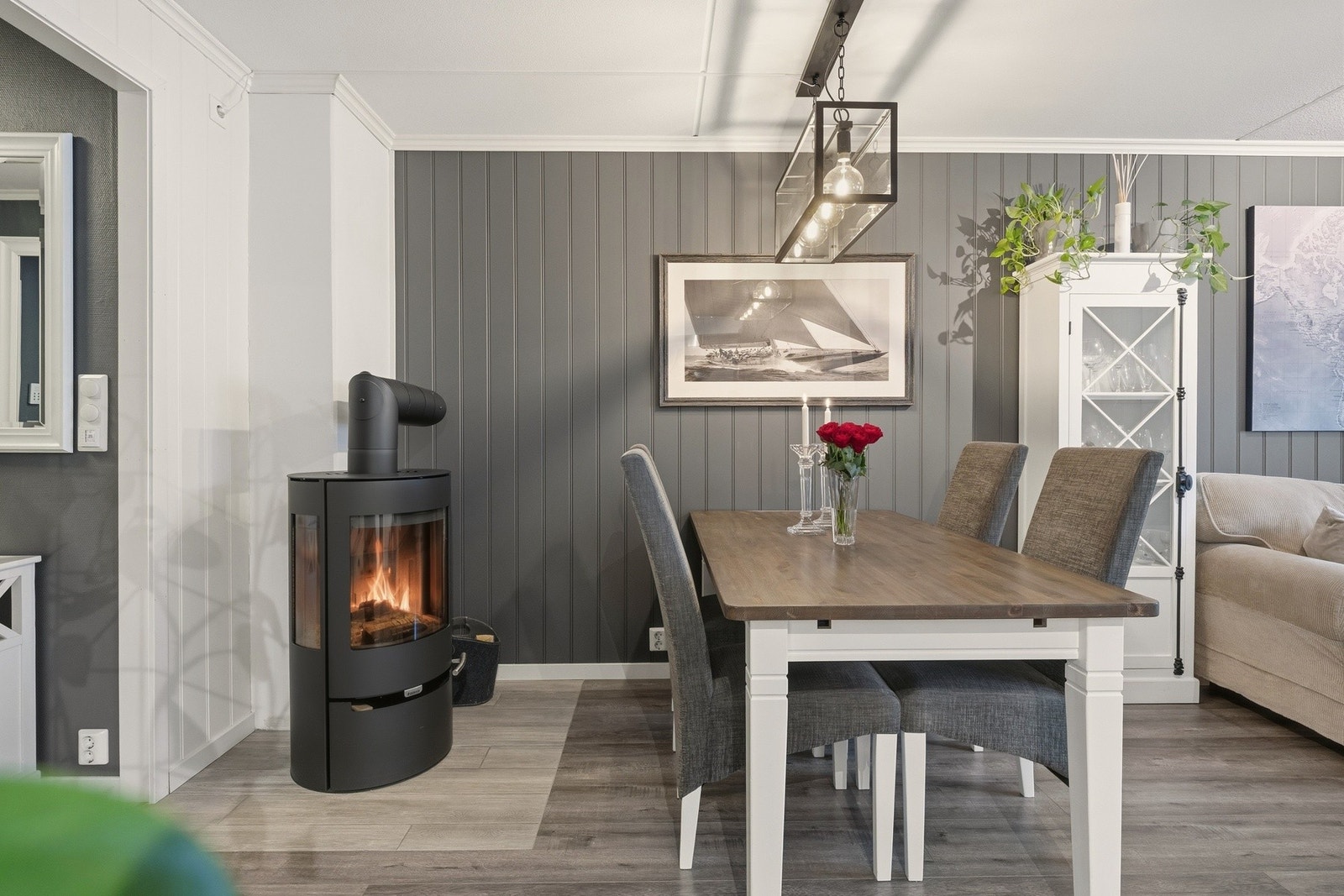 Det er god plass til en romslig spisegruppe Galleribilde