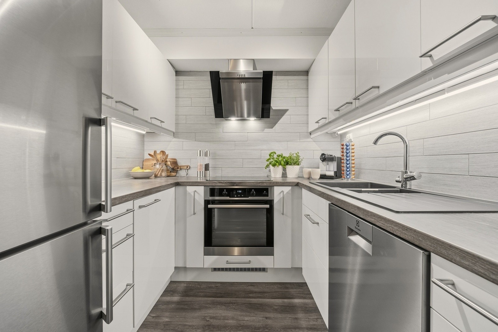 Det er integrert platetopp og komfyr, samt nisje for oppvaskmaskin og kjøleskap Galleribilde