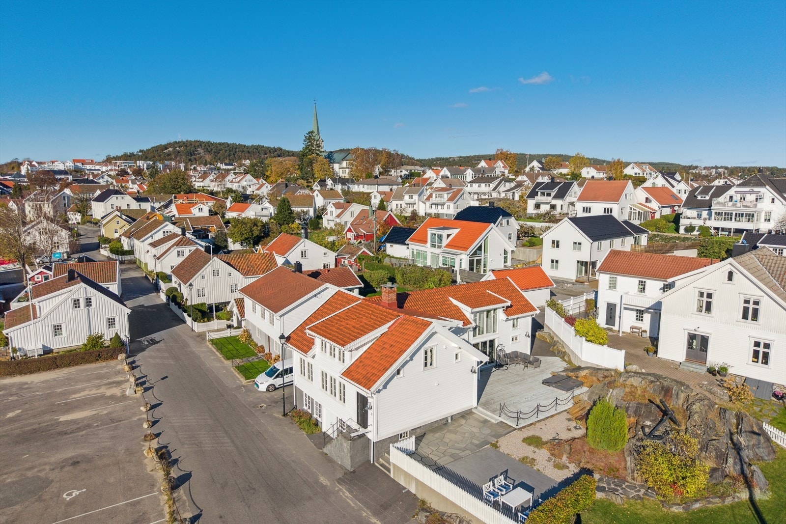 Eiendommen ligger til hyggelig, etablert boområde med velholdt bebyggelse. Galleribilde