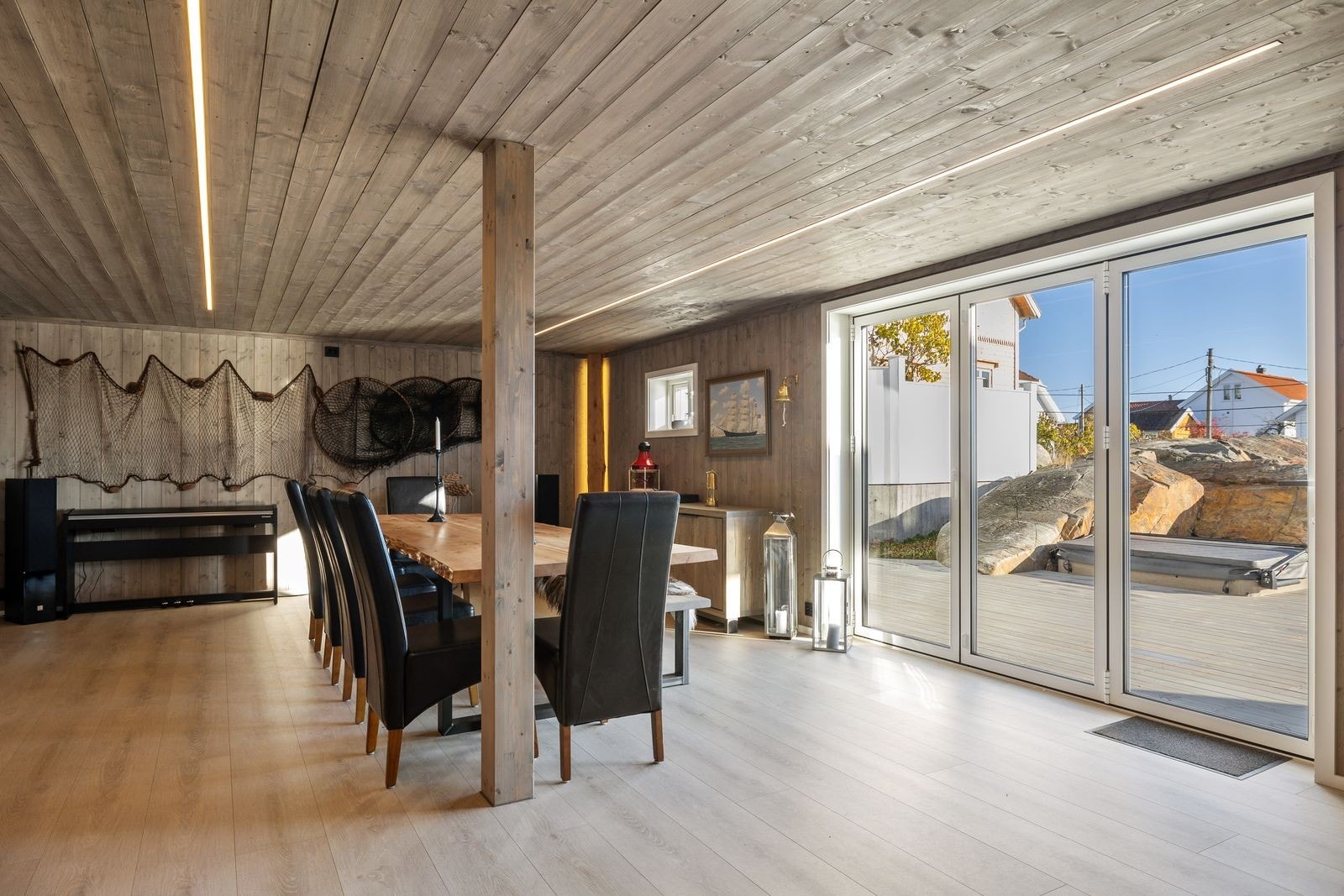 Stor stue i tilbygget med bred foldedør ut til plattingen. Galleribilde