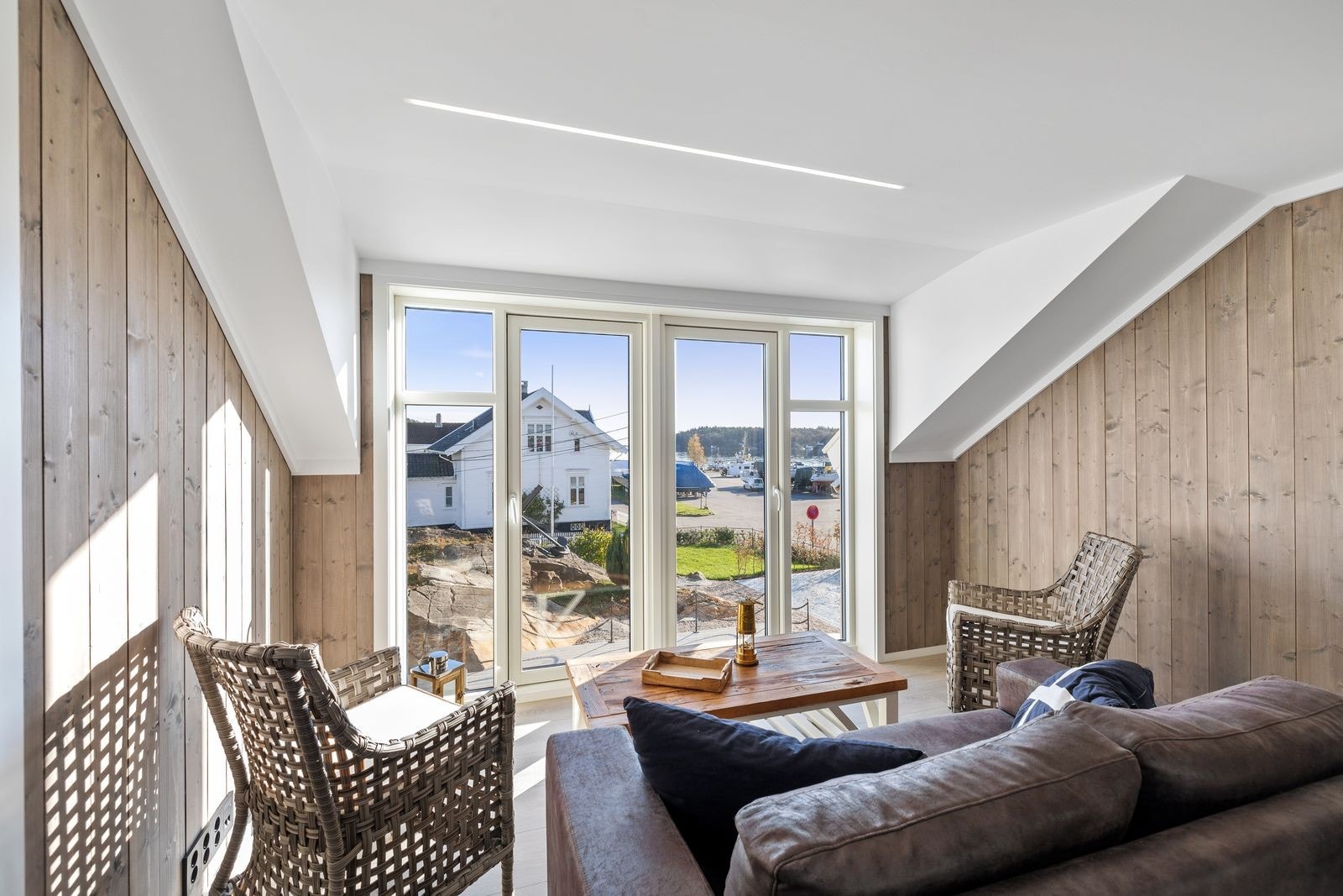 Stue i 2. etg. i tilbygget med store vinduer mot innseilingen. Galleribilde