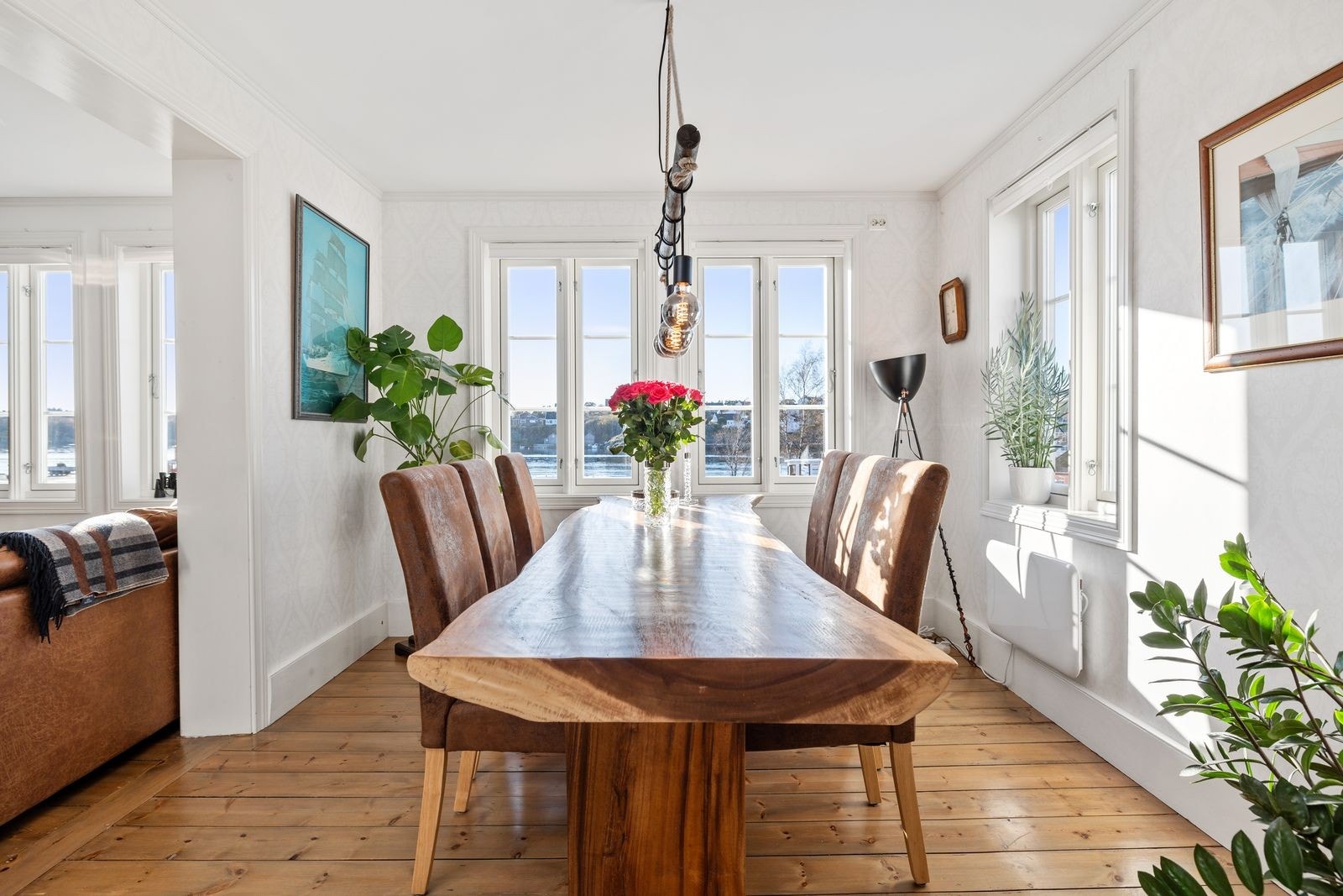 Spisestuen har plass til stort spisebord. Galleribilde