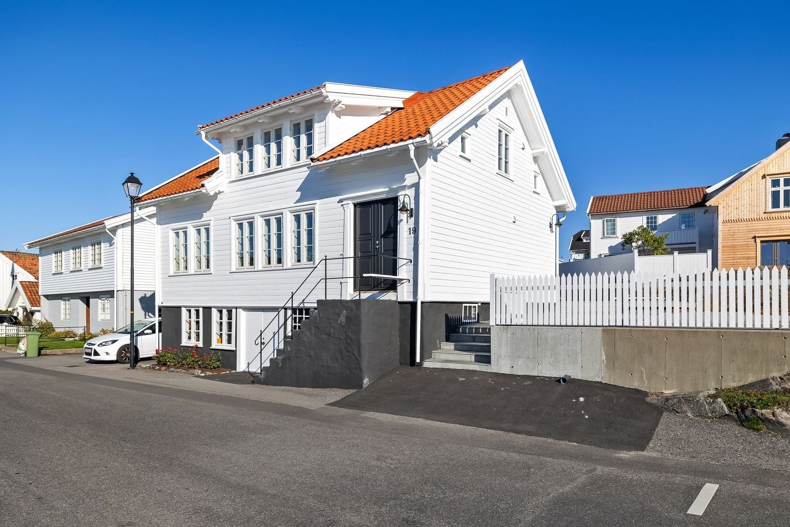 Fasade mot gaten. Galleribilde