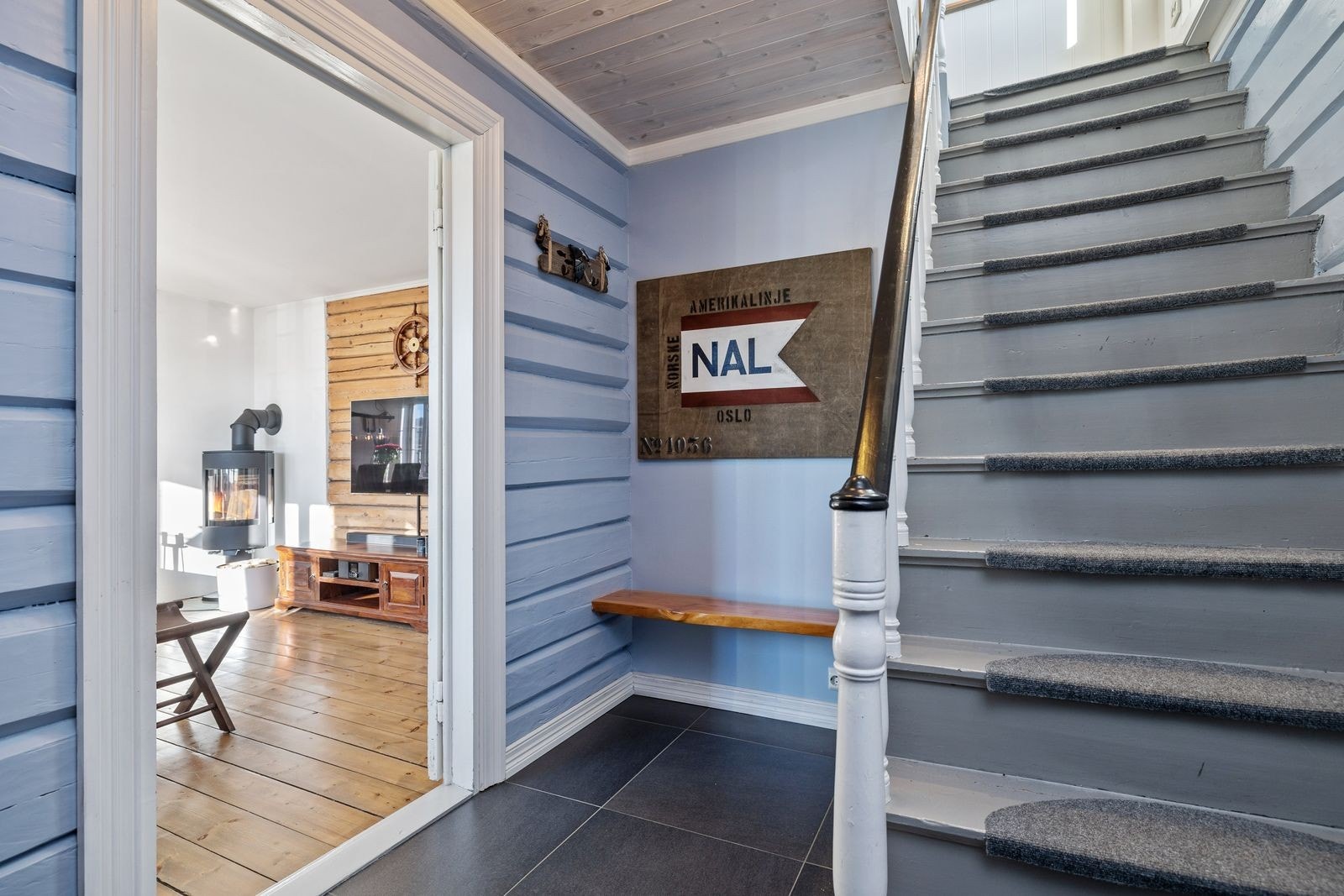 Hoved entrè med inngang fra gaten og trapp til 2. etasje. Galleribilde