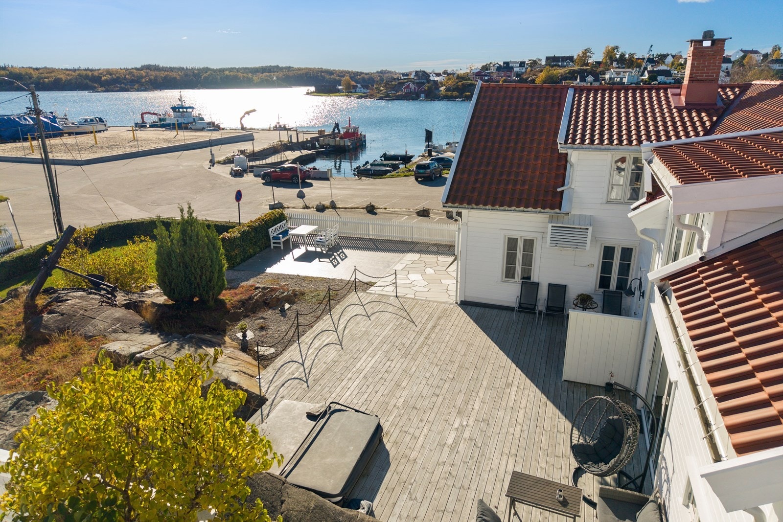 Det er flere fine uteplasser og en velholdt hage, samt nytt stakittgjerde mot gaten Galleribilde