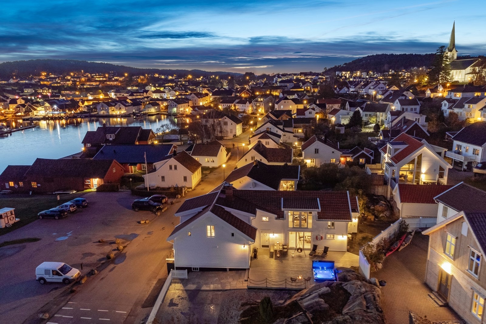 Det hyggelige bomiljøet på Kokkenes med velholdt boligbebyggelse og nærhet til sentrum. Galleribilde