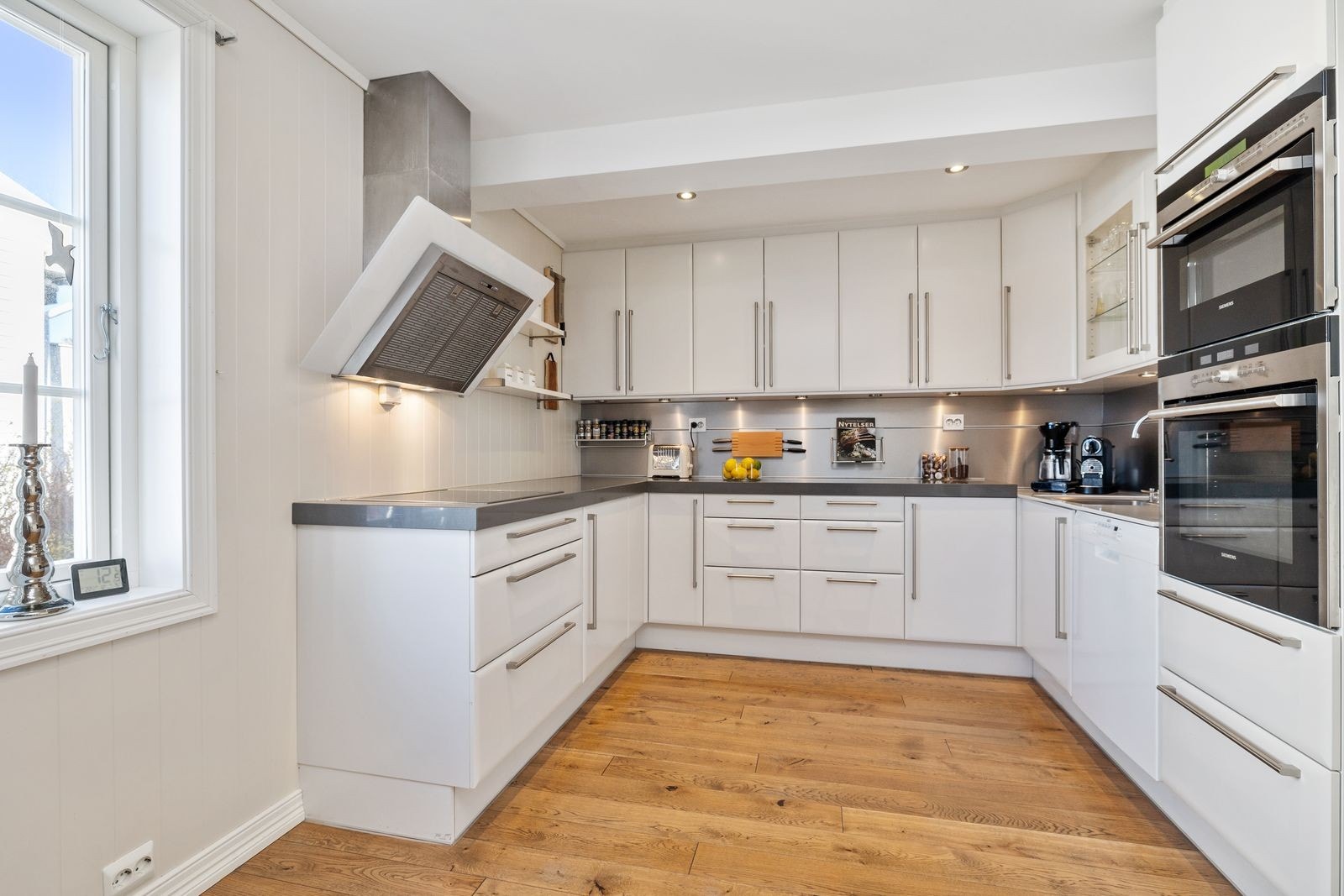 Moderne og praktisk kjøkken. Galleribilde